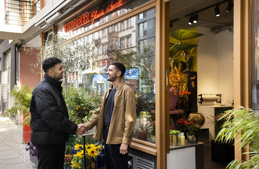 BRKN und Lukas Ernle vor dem Geschft Zinnober in Berlin