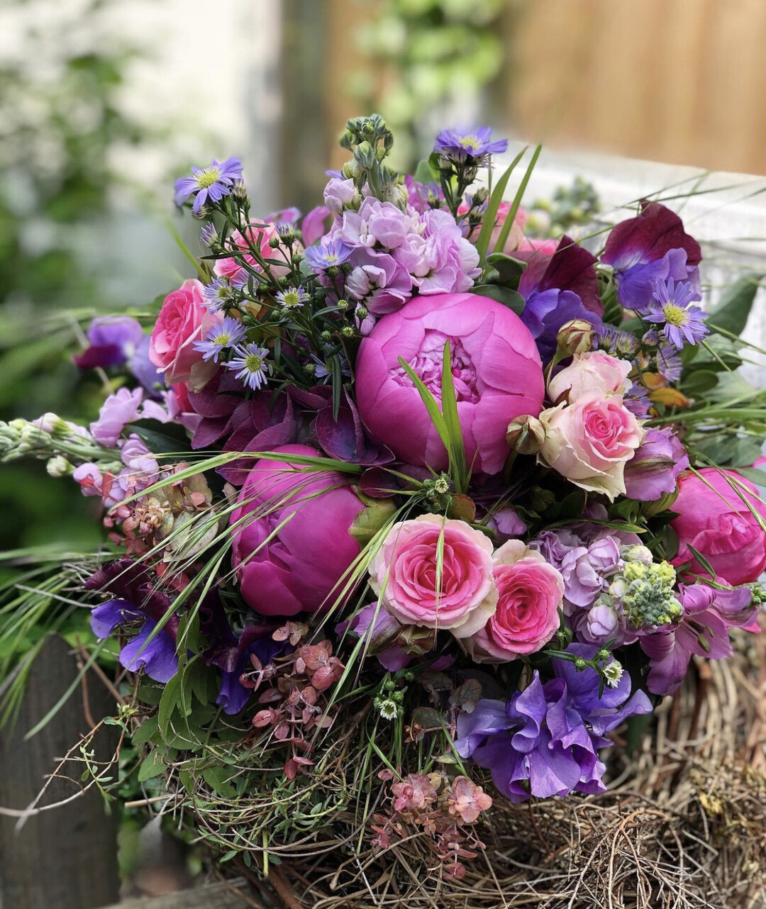 Bei unserer #florierenchallenge im Mai stand natrlich ein Muttertagsstrau auf dem Programm. Die meisten Likes sammelte der Strau von Heike Peters, Blumencenter Peters aus Hamburg.Gemeinsam mit ihrem Mann fhrt die Grtnermeisterin das Blumencenter Peters am Stadtrand von Hamburg (@blumencenter_peters). Fr die #florierenchallenge hat sie einen klassisch-traditionellen Strau gebunden  so wie ihre Kundinnen es mgen. Wir liegen hier nicht im hippen Hamburger Stadtzentrum, sondern an der Grenze zu Schleswig-Holstein, erklrt sie.