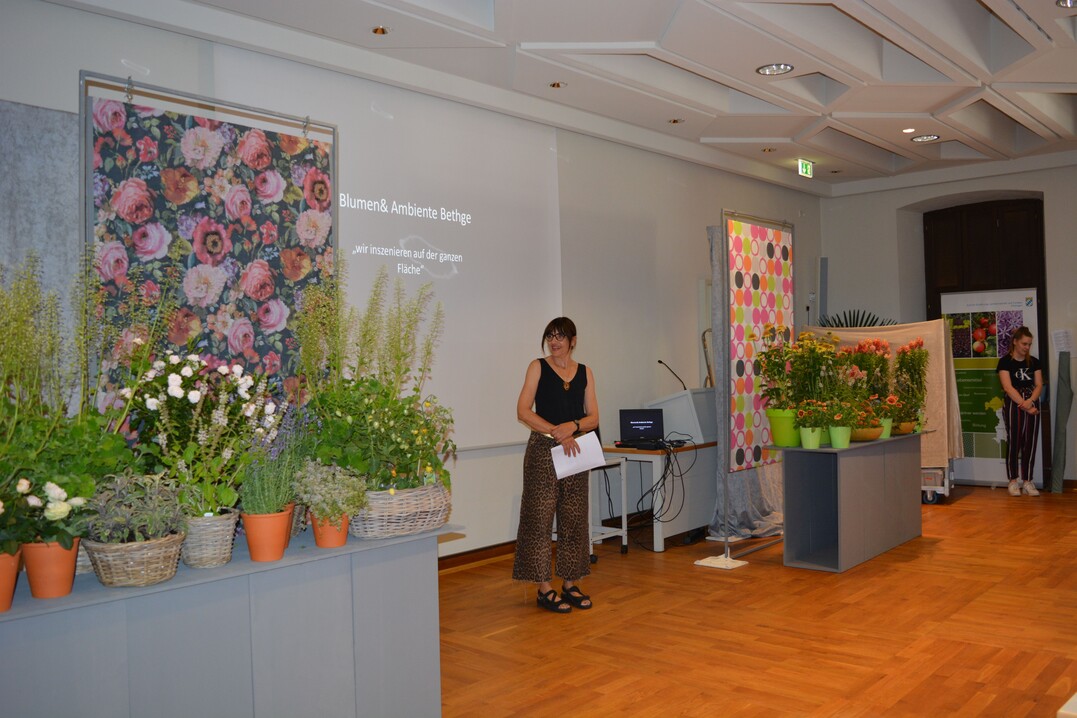 Als Prsenz noch selbstverstndlich war: Susanne Bethge mit dem floristischen Beitrag am 25. Bayerischen Marketingtag 2019   