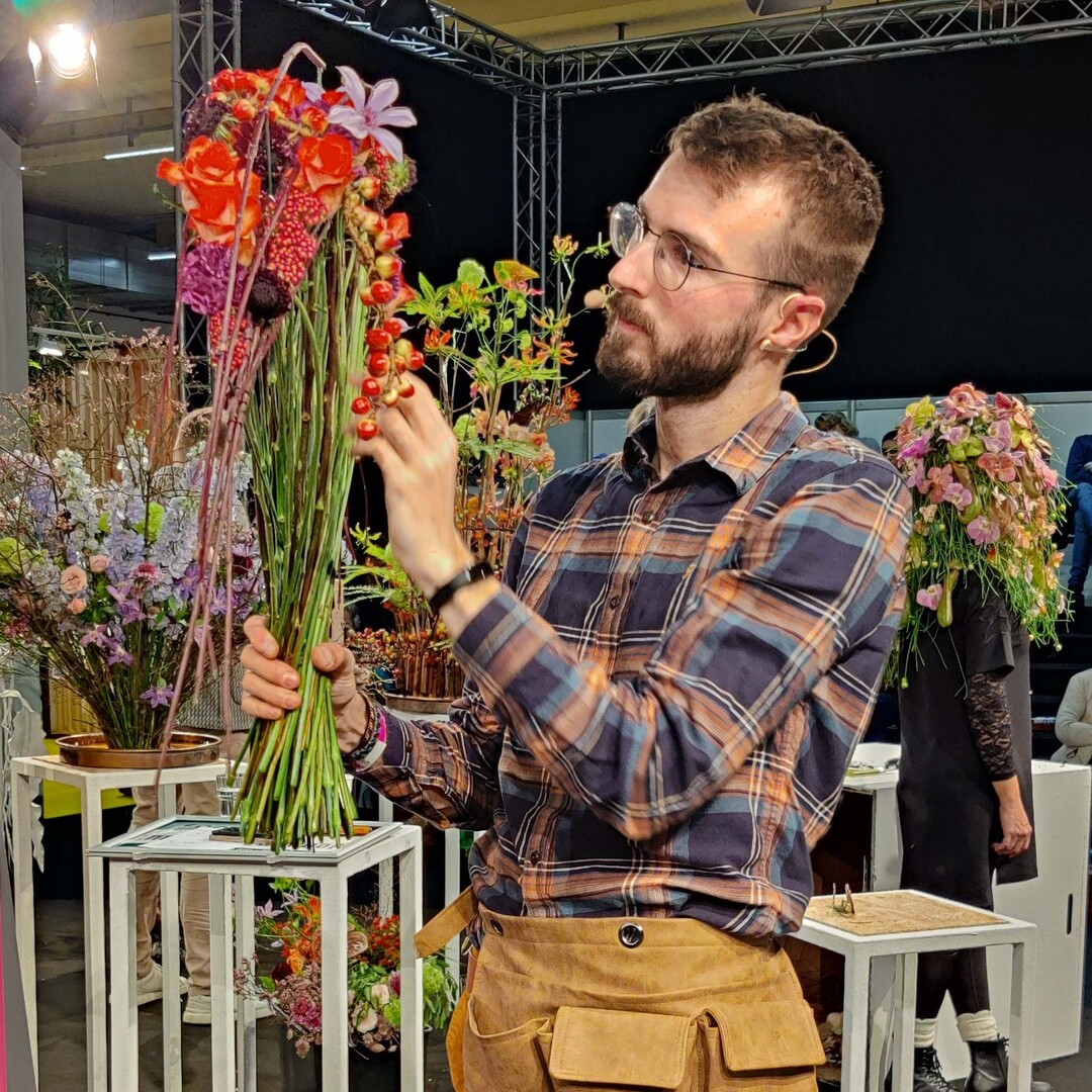 Max Hurtaud bindet einen Strau