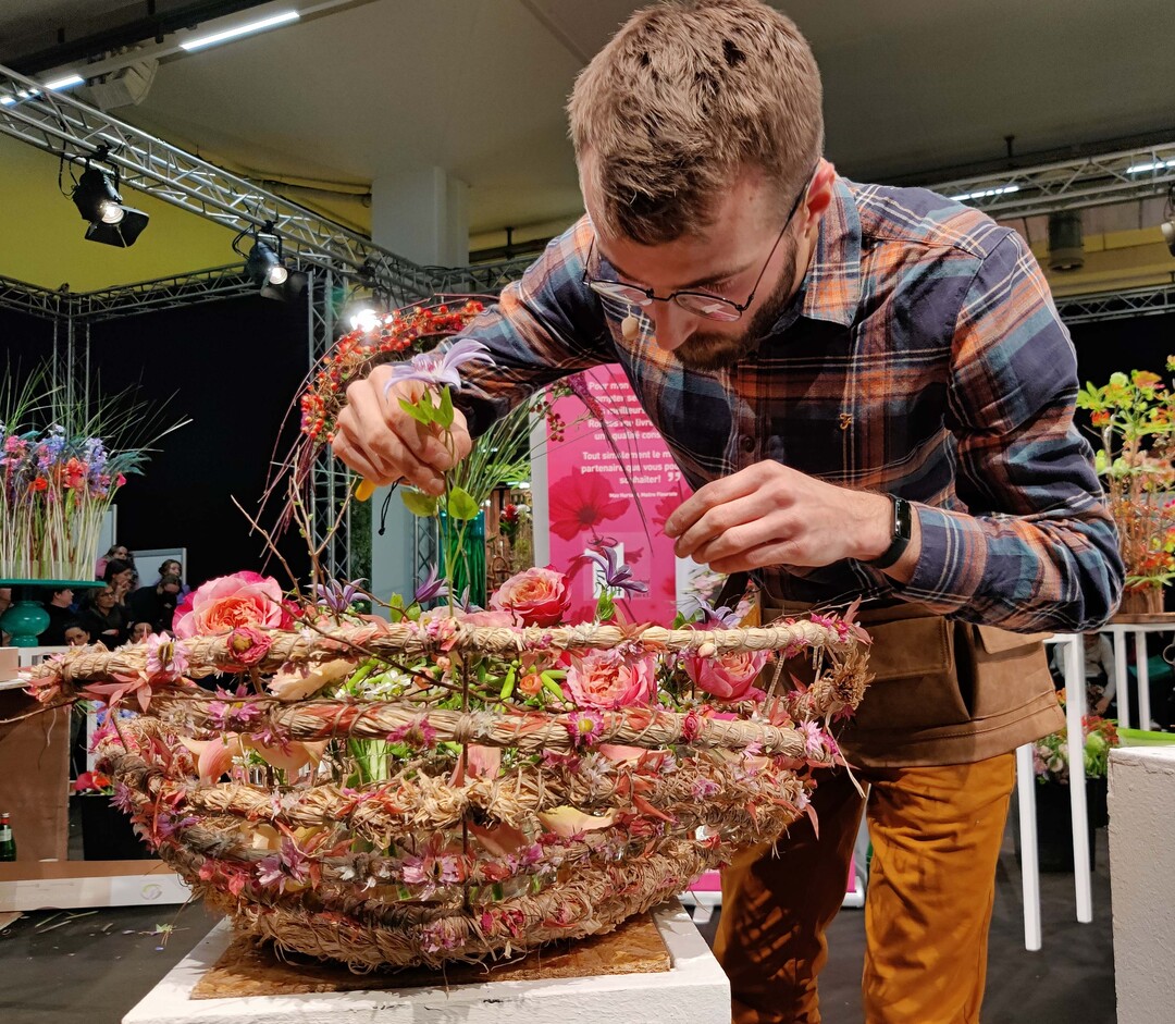 Max Hurtaud fllt eine selbstgemachten Schale
