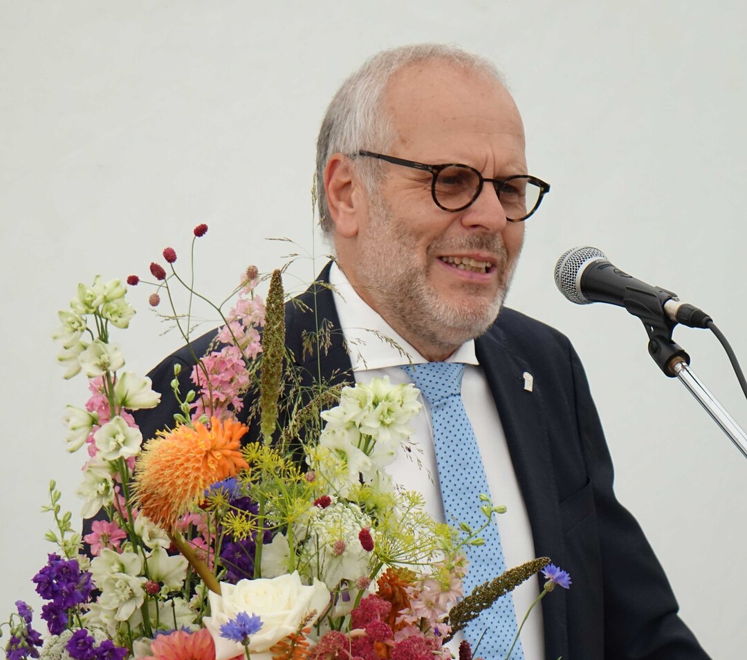 Klaus Gtz gratuliert den Absolvent(inn)en.