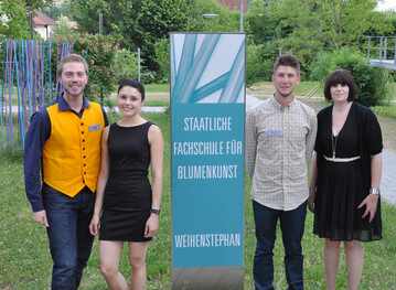 15 Absolventinnen und Absolventen der Staatlichen Fachschule fr Blumenkunst Weihenstephan 2013 erhielten am 25 Juli ihr Abschlusszeugnis und drfen sich nun Staatlich geprfter Gestalter fr Blumenkunst nennen. 