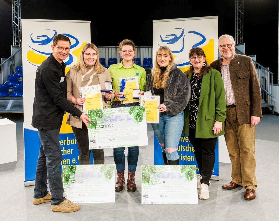 Erfolgreich 2024: Lilli Kramer (3.v.l.) von Kramer Garten & Ambiente aus Buchholz, Sina Krger (2.v.l.) von der Grtnerei Schlter in Bad Oeyenhausen  und Kasandra Rosada (3.v.r.) von Lydia Niehser Blumen & Wohnen in Oberhausen.