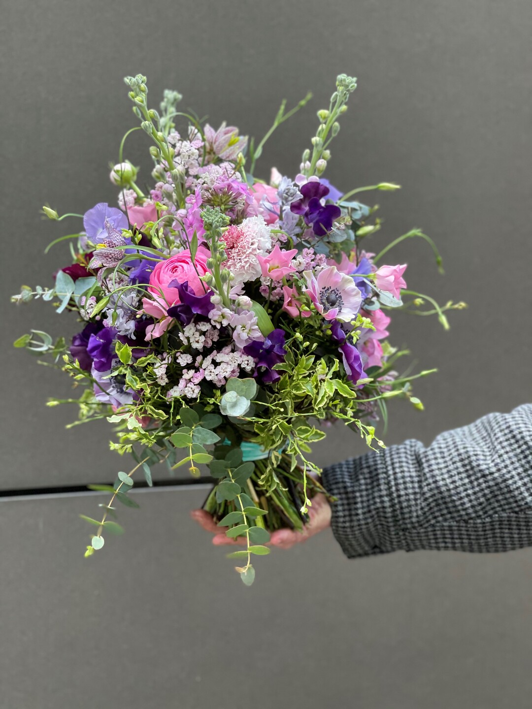 Michael Haase (blumenboy_berlin) bekam fr seinen Geburtstagsstrau ber 600 Likes. Weil wir Blumen Hansen als Gewinner der ersten Challenge schon vorgestellt haben, zeigen wir hier, wie schon in 
der letzten Ausgabe, den Zweitplatzierten. Michael Haase arbeitet in 
einem Blumenladen in Berlin. Sein Instagram-Profil hat aber nichts 
mit seiner Ttigkeit dort zu tun, vielmehr arbeitet er als Blumenboy 
auf seine Freiberuflichkeit hin. Mein Traum ist ein kleiner Laden, eine 
Art Concept Store, erzhlt er uns. Vor dem Start in die Selbststndigkeit will er aber erst mal Verschiedenes ausprobieren. Nach seiner 
Ausbildung zum Floristen hat er deshalb schon in unterschiedlichen 
Blumengeschften gearbeitet. Ich will erst herausfinden, was mir am 
meisten liegt, erklrt der Florist.