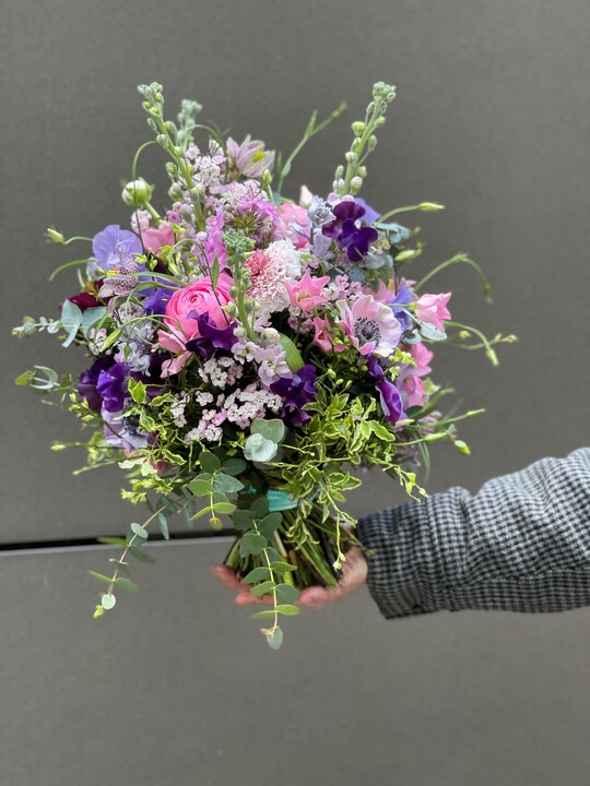 Michael Haase (blumenboy_berlin) bekam fr seinen Geburtstagsstrau ber 600 Likes. Weil wir Blumen Hansen als Gewinner der ersten Challenge schon vorgestellt haben, zeigen wir hier, wie schon in 
der letzten Ausgabe, den Zweitplatzierten. Michael Haase arbeitet in 
einem Blumenladen in Berlin. Sein Instagram-Profil hat aber nichts 
mit seiner Ttigkeit dort zu tun, vielmehr arbeitet er als Blumenboy 
auf seine Freiberuflichkeit hin. Mein Traum ist ein kleiner Laden, eine 
Art Concept Store, erzhlt er uns. Vor dem Start in die Selbststndigkeit will er aber erst mal Verschiedenes ausprobieren. Nach seiner 
Ausbildung zum Floristen hat er deshalb schon in unterschiedlichen 
Blumengeschften gearbeitet. Ich will erst herausfinden, was mir am 
meisten liegt, erklrt der Florist.