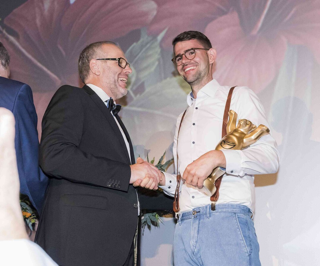 Klaus Gtz, Prsident des FDF Baden-Wrttemberg, gratuliert Michael Liebrich zum Titel.