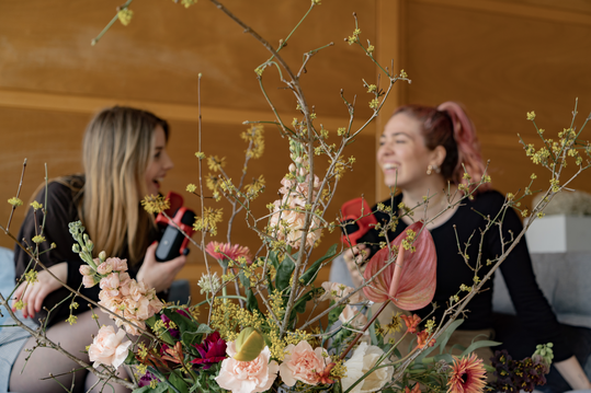 In der ersten Folge spricht Selina mit ihrer Klassenkameradin Lola. Gemeinsam geben sie einen Einblick in den Alltag als Schlerin an der Staatlichen Fachschule fr Blumenkunst Weihenstephan und erzhlen Geschichten ber unser Berufsleben. Zudem lsst Lola tief in ihr Privatleben blicken, indem sie ber ihre Krankheit spricht.