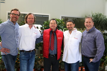 Bewhrte Kooperation im SIG 220 Business Park in Nrnberg (v.r.n.l.): Gerko Schortemeijer, Geschftsfhrer FleuraMetz Deutschland, Filialleiter Marco Brand, Stefan Krapp von Krapp Floristik, Stephan Struensee, stellvertretender Fillalleiter, und Christian Struensee, FleuraMetz Sddeutschland. 