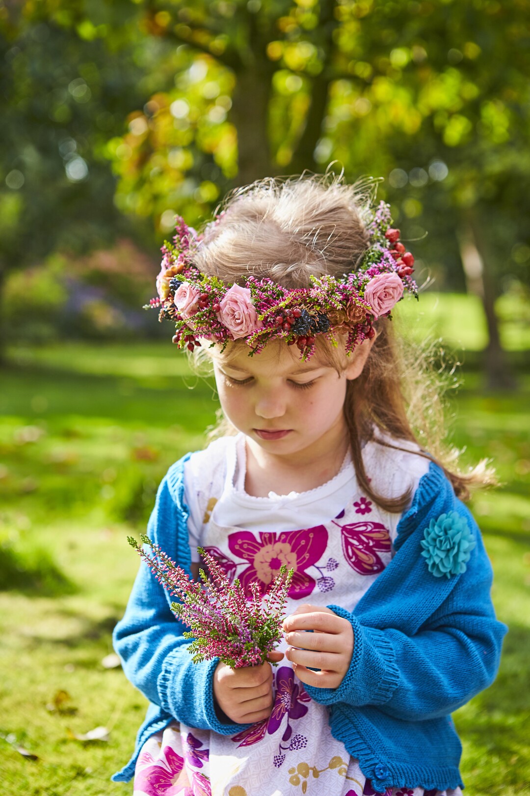 Heide und die Naturmaterialien des Herbstes verbinden sich zu einer festen Bltenkrone fr wilde Freundinnen.