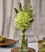 Dank ihrer bunten Farbe und Form ist die Hortensie ein Sinnbild für natürliche Schönheit. Für das Thema "Natural Beauty" werden Hortensien in Weiß, Grün, Blau, Zartrosa, Lila oder Rot mit Gräsern, zarten Blüten oder Zweigen kombiniert.