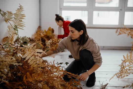 Anne Klakow stattet mit ihrem Hochzeits- und Eventunternehmen Naturbarn Floral Design Hochzeiten vornehmlich junger Paare mit der passenden Floristik aus, die sie in intensiven Vorgesprchen nach den Wnschen des Paares ausrichtet. Dabei sind eine lockere, naturnahe und individuelle Gestaltung sowie Regionalitt wichtige Kriterien, die sie in ihrem Unternehmen sehr hoch hlt.