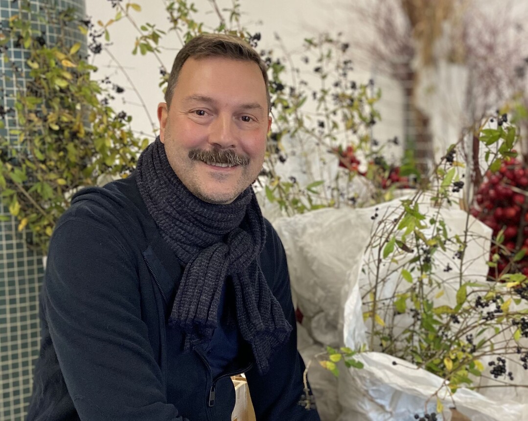 Nicolaus Peters war 2008 Deutscher Meister der Floristen, gewann beim Singapore Garden Festival 2016 eine Goldmedaille und war Dritter beim Alpe-Adria-Cup 2019. Jetzt freut er sich auf den World Cup 2023.