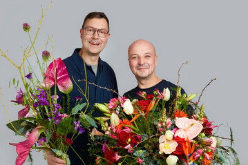 Josef Dirr, Deutscher Meister der Floristen 2024, entwickelte Valentinsfloristik, Nicolaus Peters, der Weltmeister 2023, bernahm die Aufgabe, Muttertagsfloristik zu gestalten.