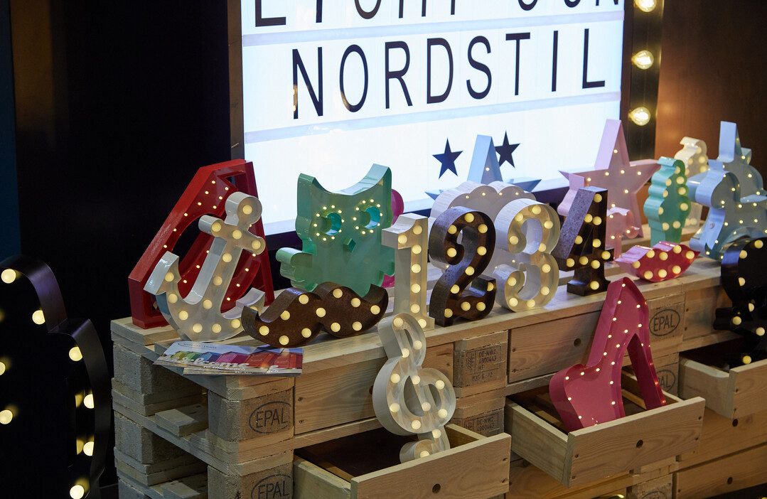 Frech, lustig, bunt: Leuchtende Dekoartikel auf der Nordstil