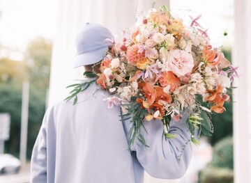 Oliver Ferchland mit einem Strau der Van der Plas-Wedding-Kollektion.