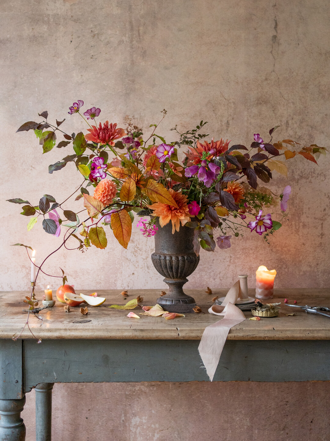 Im Oktober ist der Sommer mit all seiner Pracht und floralen Flle endgltig vorbei. Drauen wird es herbstlich und khl, viele machen es sich jetzt wieder drinnen gemtlich  am besten mit einem prachtvollen Strau, der die Flle des Sommers ins Haus holt. Die Aufgabe unserer Oktober-Challenge war es deshalb, einen herbstlichen Strau zu binden, der die Erinnerung an die ppige florale Flle des Sommers wachruft.Unser Siegerstrau ist ein gemeinsames Werk von Cornelia Weber (cornelia_weber) und Sebastian Conrad (hautejardin). Die beiden haben sich ber die Slow-Flower-Bewegung auf Instagram kennengelernt, der Strau entstand beim ersten persnlichen Treffen.