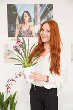 Barbara Meier eröffnet Orchideen-Fotoausstellung “Zeig, wer du bist” in der Galerie BERLIN BLUE art space