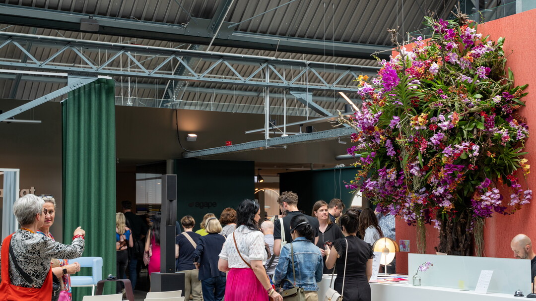 Empfangen werden die Besucherinnen und Besucher der Design Post Köln während der Internationalen Möbelmesse mit imposanten Pflanzen-Installationen.
