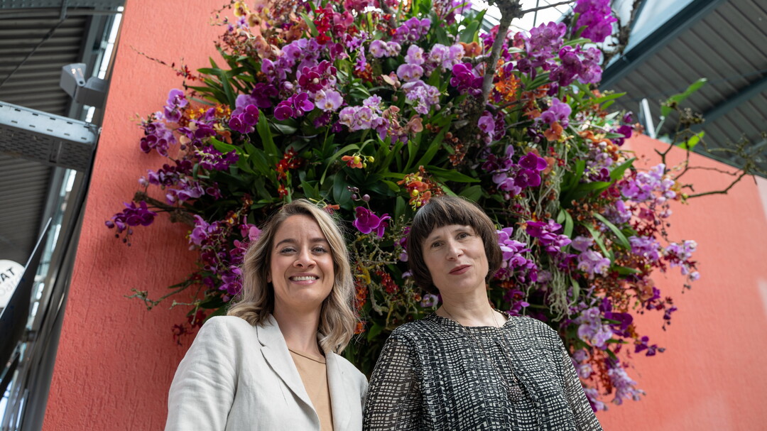 v.l.: Claudia Broch, Sprecherin Orchidee Nederland, und Susanne Schmitt, Inhaberin des Blumenhaus am Hofgarten in Dsseldorf, die Gestalterin der Orchideenbume