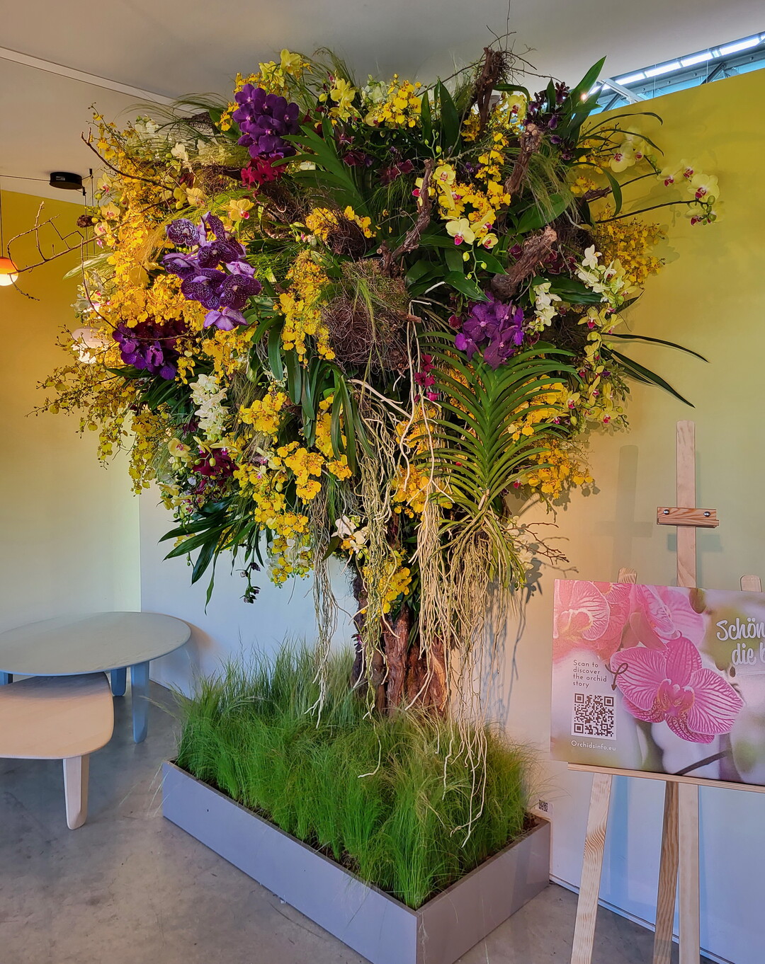 Entworfen wurden die temporren floralen Kunstwerke in der Design Post Kln von der Floristin Susanne Schmitt.