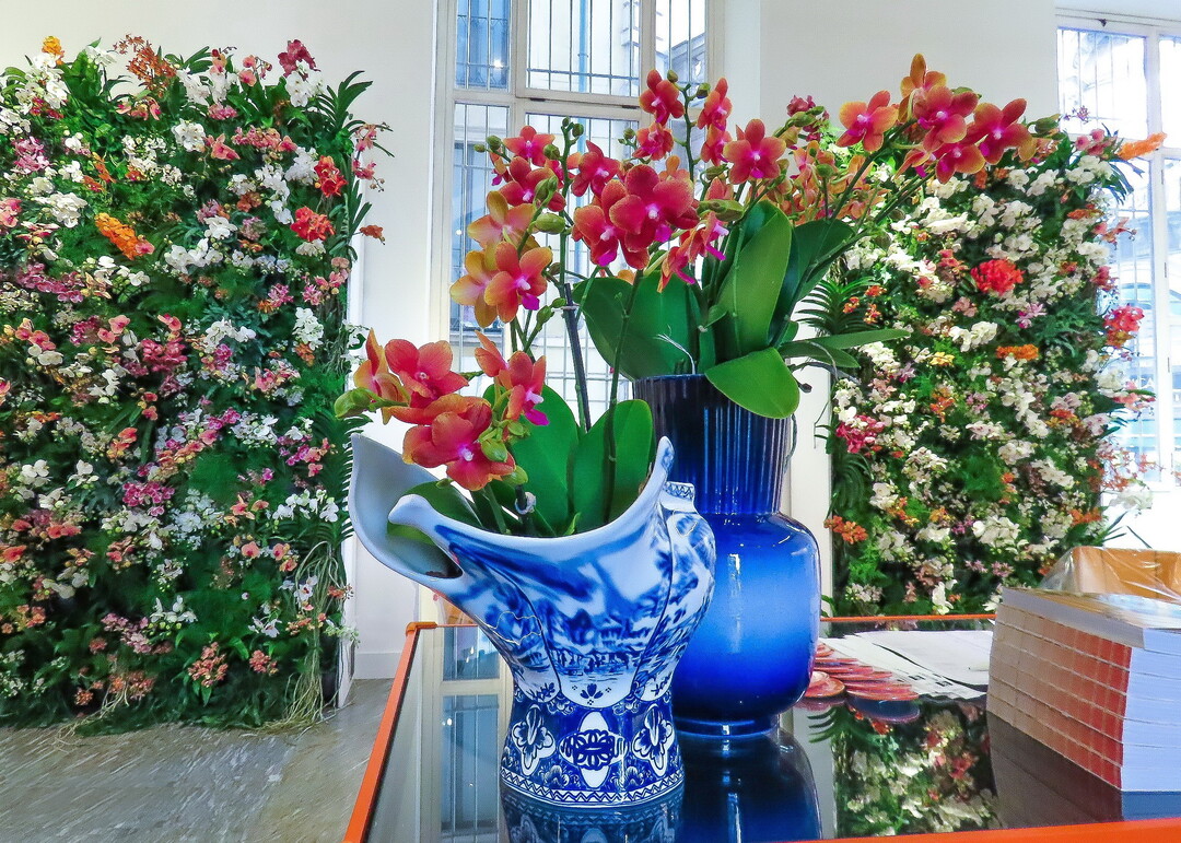 Orchideen und Delfter Porzellan schmcken den niederlndischen Pavillon auf der Mbelmesse in Mailand.