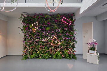 Auf der Dutch Design Week 2024: Orchideen treffen auf Lichtkunst.