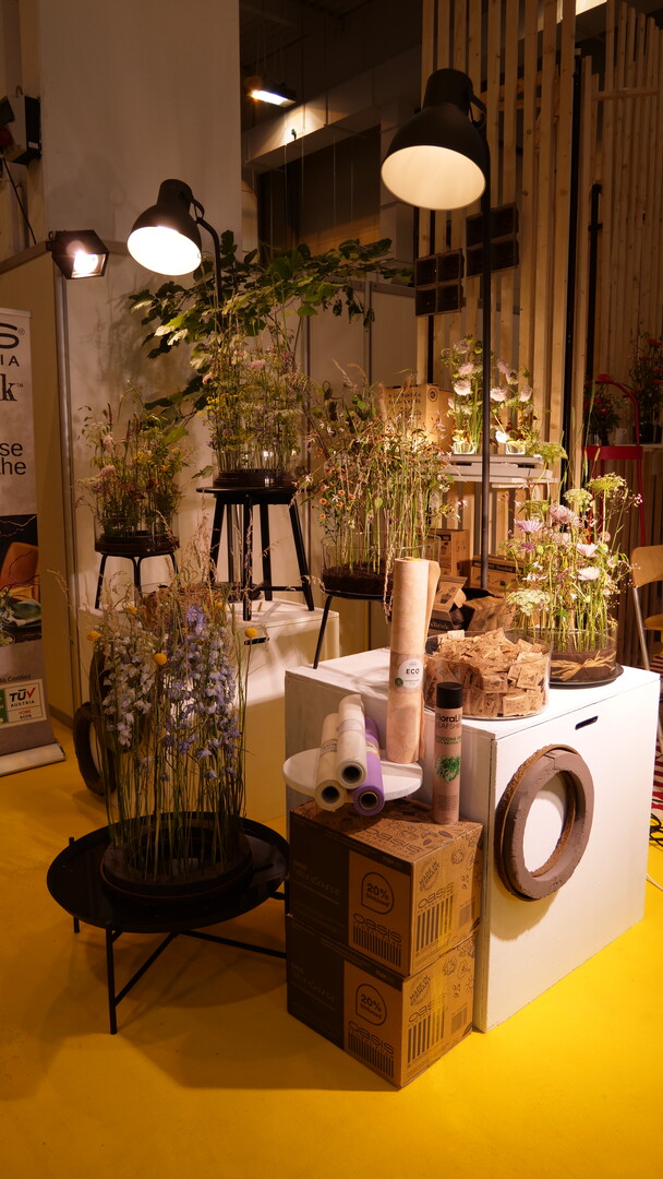 In einem Produkt-Schaufenster wurden die nachhaltigen Angebote von Smithers-Oasis 
Germany gezeigt: der Oasis TerraBrick Floral Media, Oasis NatureSource und Floralife Silicon Free