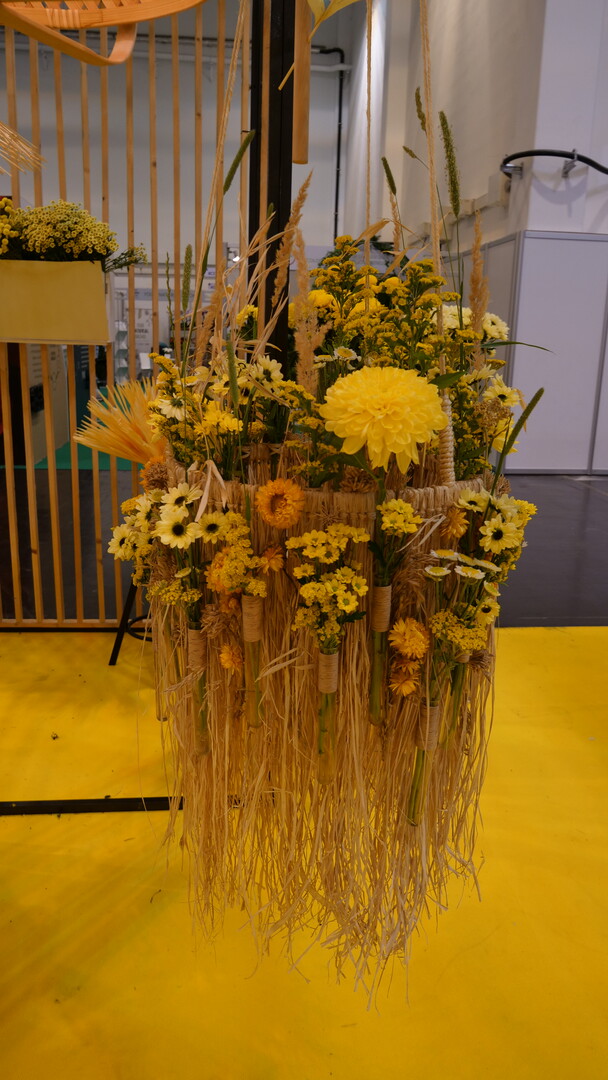 Hngende Gestaltungen sind angesagt - diese Gestaltung kombiniert trockene und frische Floralien. Die Frischblumen werden durch Glasrhrchen mit Wasser versorgt und lassen sich schnell austauschen.
