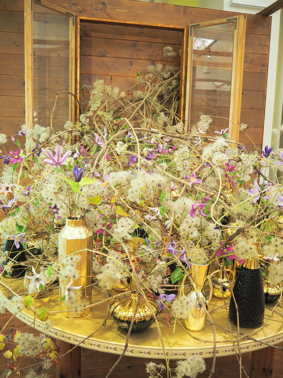 Themenarbeit: Am runden Tisch mit der wilden Clematis von Bianca Resel