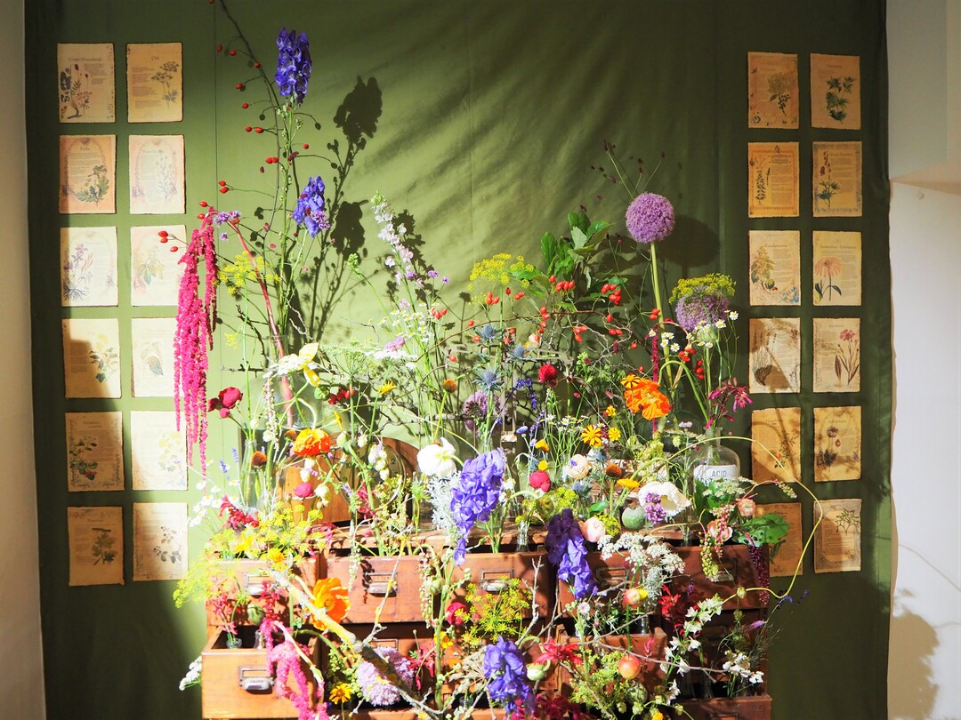 Geffllung unter dem Motto Heilkraft der Blumen nach Hildegard von Bingen von Elisabeth Reichl