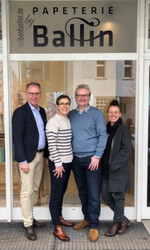 Michael Reichhold, Leiter Paperworld,
Friederike Bauer-Ballin und Knut Ballin,
Inhaber Papeterie Ballin, und Angelika
Niestrath, Kuratorin Mr. Books & Mrs. Paper,
bei der Gewinnübergabe.