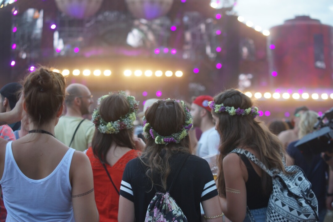 Bill Parooka ist Gründervater des Festivals, auf dem seit 2016 Blumenhaarkränze guten Zuspruch finden.