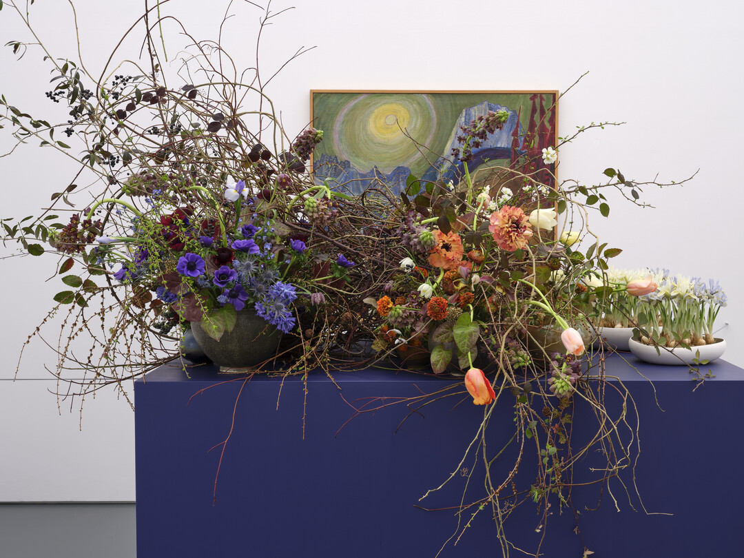 Florale Interpretation: Luzia Mantegazzi-Neurohr, Saland.
Werk: Fritz Pauli, Mondnacht bei Frauenkirch-Davos, um 1925
Aargauer Kunsthaus / Depositum aus Privatbesitz