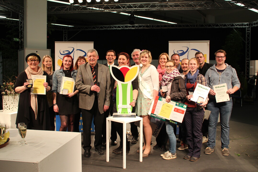 Sabrina Holz (Mitte) gewann als Gesamtsiegerin den IPM Messe-Cup 2016. Mit im Bild alle Preisträger der drei Teilwettbewerbe.