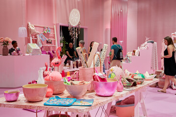 Bereits 2017 zeigte Claudia Hain, wie ein Concept Store aussehen kann: In Mix of Fun vereinte sie rosarote Produkte in allen Varianten.