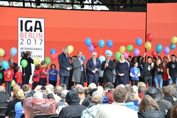  Feierliche Erffnung der IGA Berlin 2017: (v. l. n. r.) Christoph Schmidt, Geschftsfhrer der IGA Berlin 2017 GmbH; Michael Mller, Regierender Brgermeister von Berlin; Frank-Walter Steinmeier, Bundesprsident; Jrgen Mertz, Prsident des ZVG; Katharina Lohmann, Geschftsfhrerin der IGA Berlin 2017 GmbH