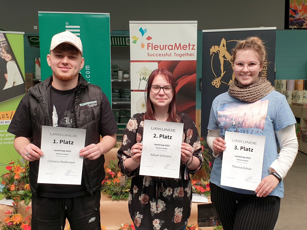 Platz 1 ging an Clemens Redtmann vom Blumenhaus Zeising in Halle, der
2.Platz an Aalyah Gillmann Petite Fleur in Schönebeck (Mitte) und Platz 3 ging an Theresa Schulz Petite Fleur in Schönebeck (rechts)