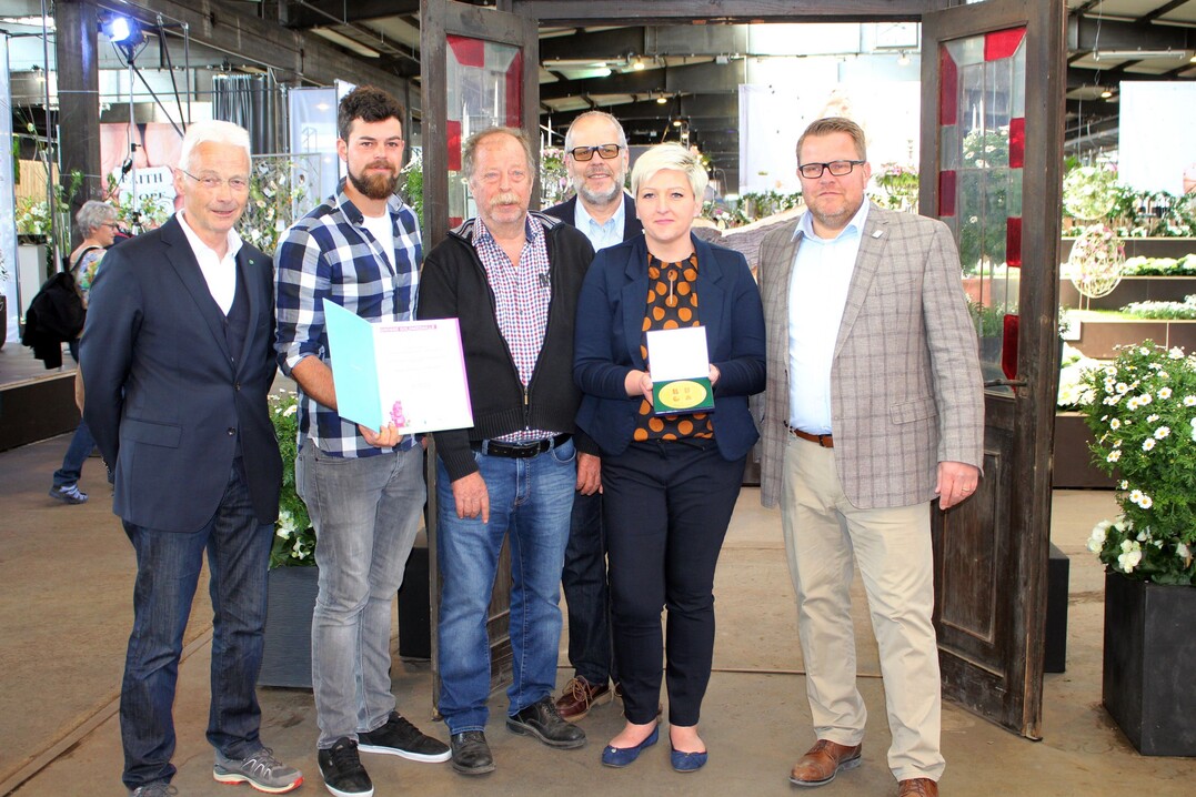 Das Team Anja Ersing aus Ludwigsburg wurde mit der Großen Goldmedaille des DBG „für die traumhafte floristische Umsetzung des Themas der Hallenschau“ geehrt (v. re.): Rüdiger Eckhardt, Ausstellungsbevollmächtiger der DGB in Heilbronn, Anja Ersing mit Michael und Eberhard Heimerdinger, Klaus Götz, Präsident des Fachverbands Deutscher Floristen, und Hartmut Weimann, Vizepräsident des Gartenbauverbands Baden-Württemberg-Hessen e.V.