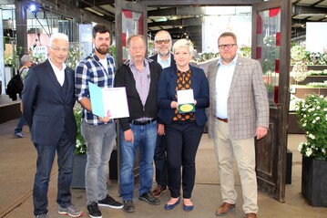 Das Team Anja Ersing aus Ludwigsburg wurde mit der Groen Goldmedaille des DBG fr die traumhafte floristische Umsetzung des Themas der Hallenschau geehrt (v. re.): Rdiger Eckhardt, Ausstellungsbevollmchtiger der DGB in Heilbronn, Anja Ersing mit Michael und Eberhard Heimerdinger, Klaus Gtz, Prsident des Fachverbands Deutscher Floristen, und Hartmut Weimann, Vizeprsident des Gartenbauverbands Baden-Wrttemberg-Hessen e.V.