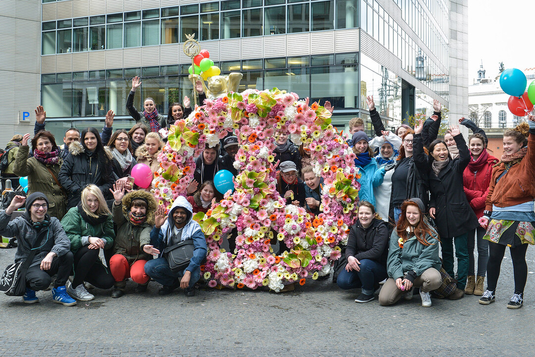Beim Tag der Ausbildung gestalteten Floristik-Azubis ein berdimensionales Peace-Symbol. 