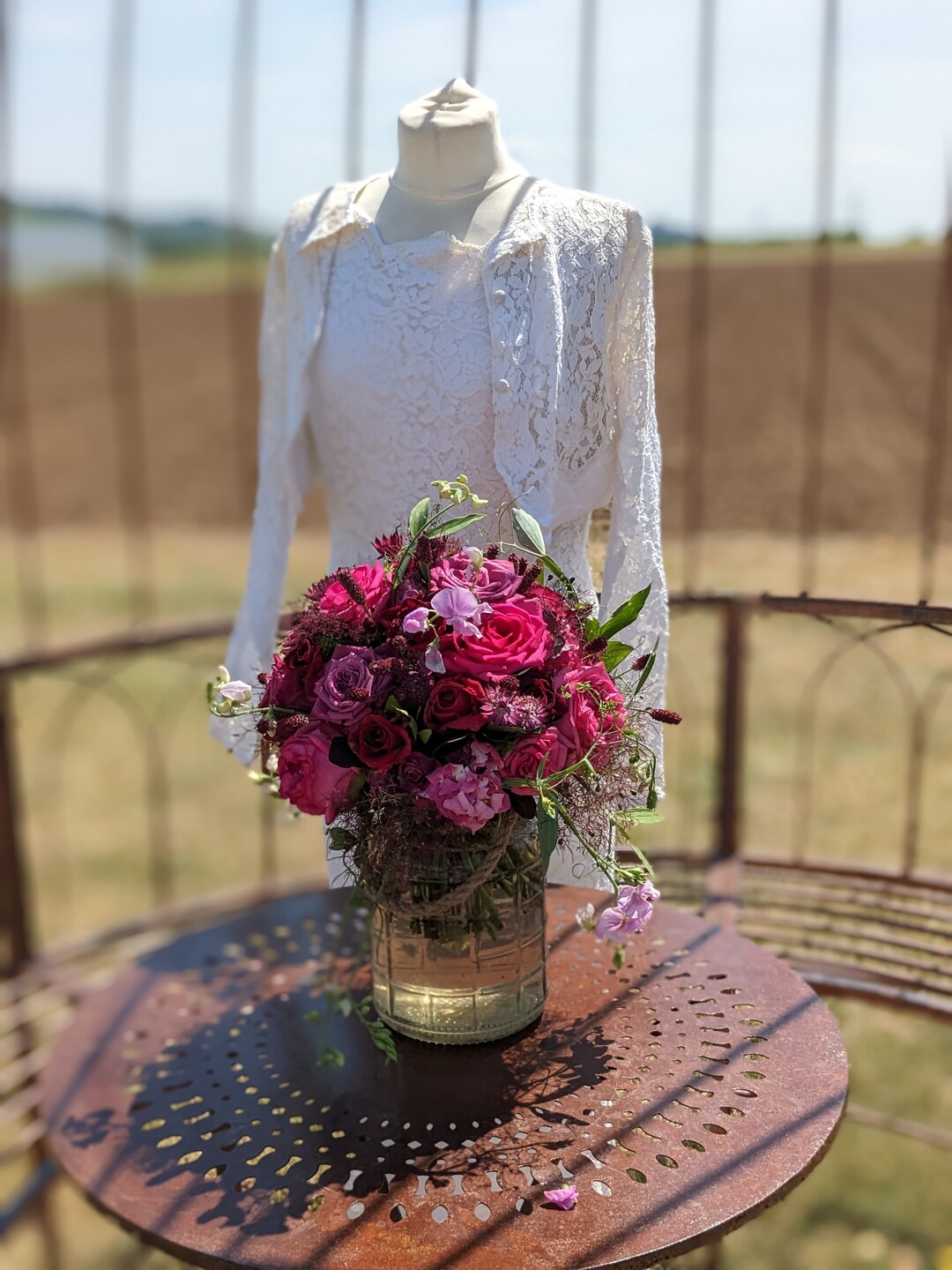 Brautstrau mit passendem Brautkleid aus Spitze