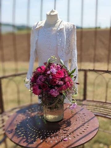 Brautstrau mit passendem Brautkleid aus Spitze