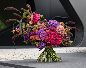 Roaring Red: amorphes Blumenobjekt mit expressiv ausbrechenden Fruchtstnden.