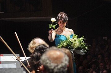 Die Opernsngerin Anja Harteros schenkt dem Konzertmeister eine Rose aus ihrem Strau. 