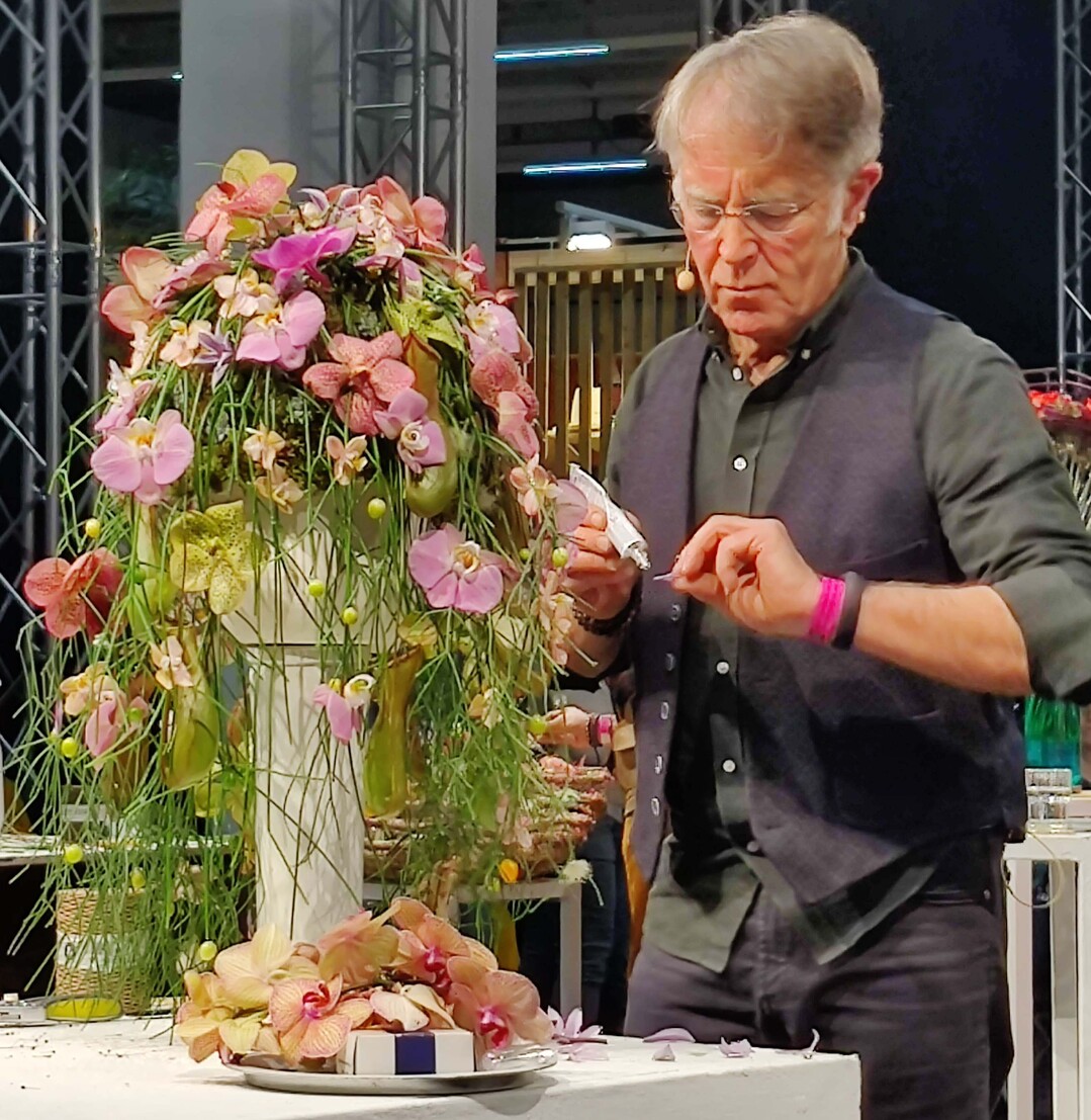 Rudy Casati gestaltet einen Kopfschmuck