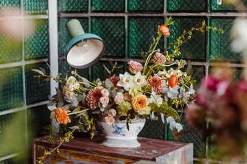 Rustikal wilder Strau mit Chrysanthemen 