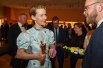 Sandra Hüller, ausgezeichnet als "Beste Schauspielerin" bekam von Jürgen Herold einen floralen Ring überreicht.