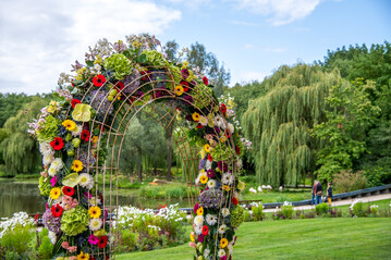  berall im Park werden Blumenobjekte zu bewundern sein.