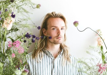 Sebastian Conrad studierte in England Gartendesign und Gartengestaltung. Nebenbei arbeitete er als Freelancer in Blumengeschften und bildete sich in Floristikkursen weiter. Nach seiner Rckkehr nach Deutschland schloss er die Ausbildung zum Florist ab.